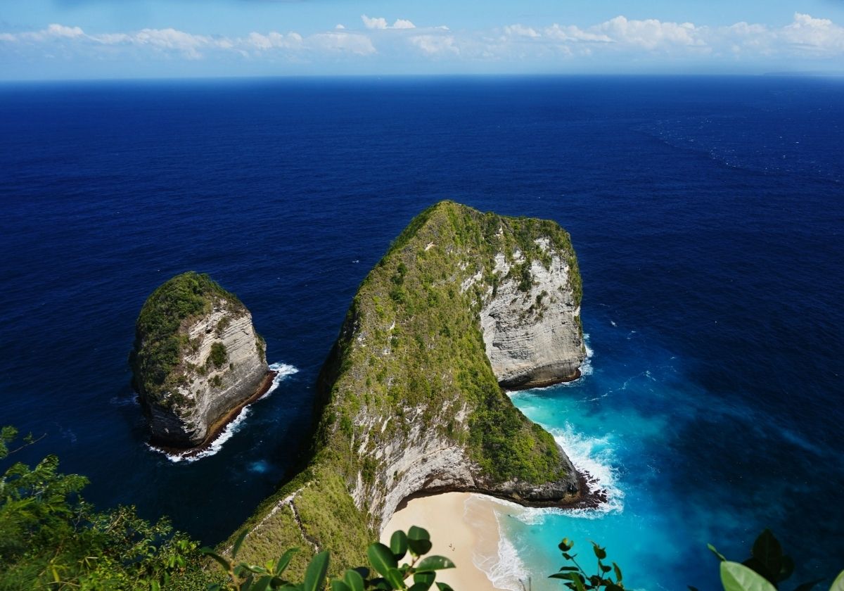 Kelingking cliff on Nusa Penida above turquoise sea