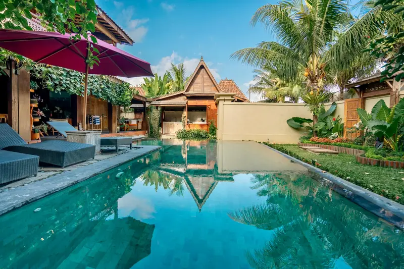 Rumah Elfi: pool in front of the Joglo house