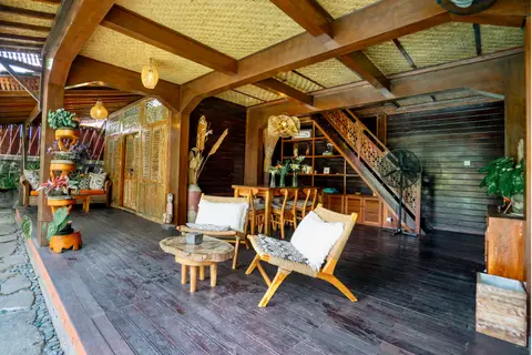 Rumah Elfi: open living room with a wooden staircase