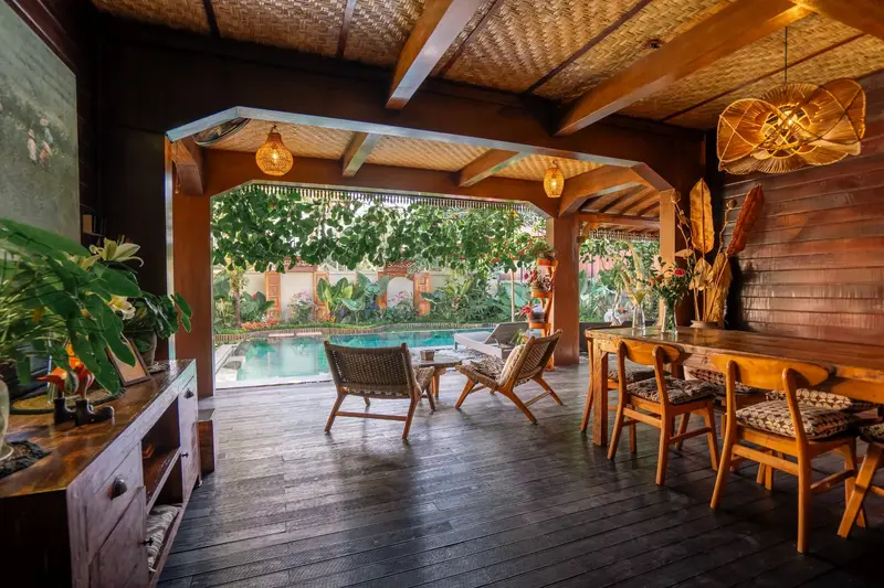 Rumah Elfi: covered terrace with a view of the pool