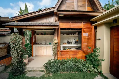 Rumah Elfi: outdoor kitchen in the garden