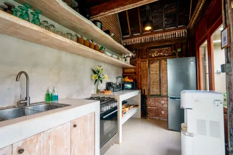 Rumah Elfi: kitchen with a fridge and sink