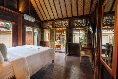 Rumah Elfi: bright first bedroom with a double bed