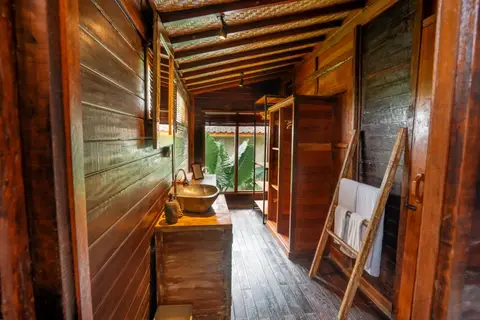 Rumah Elfi: first bathroom in dark wood