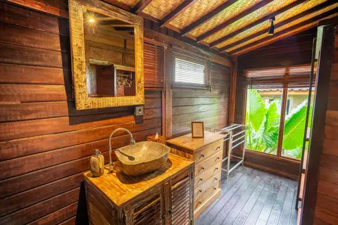 Rumah Elfi: first bathroom with a stone washbasin