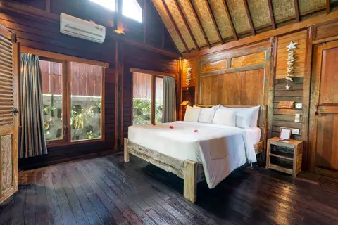 Rumah Elfi: second bedroom with a double bed