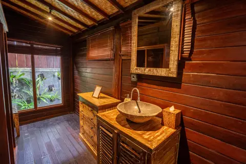 Rumah Elfi: second bathroom with a wooden vanity