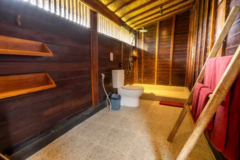 Rumah Elfi: third bathroom with wooden shelves