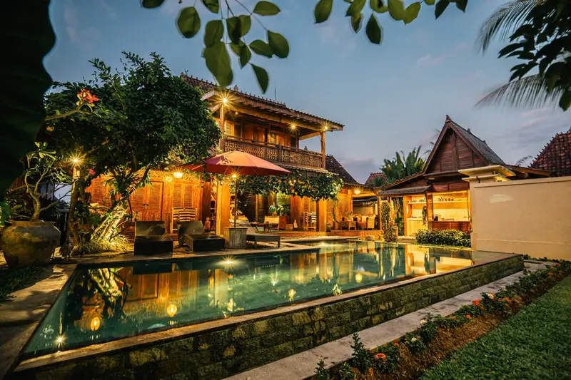 Rumah Elfi: pool and house lit up at dusk