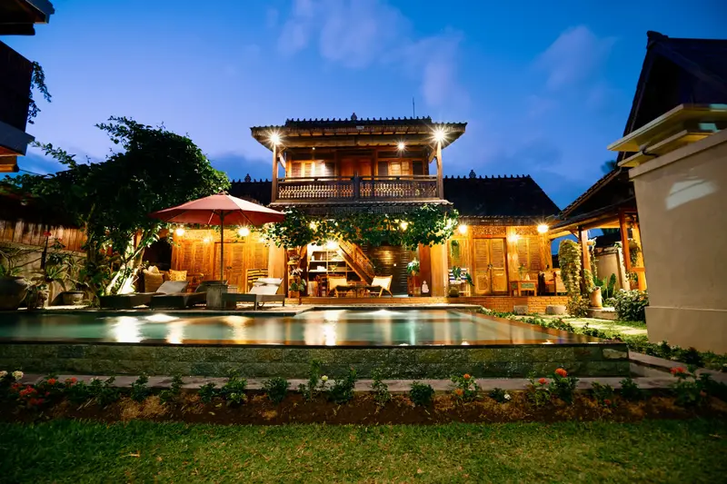 Rumah Elfi: house and pool in the evening light
