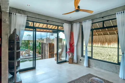 Joglo Hati: bright living room with floor-to-ceiling windows