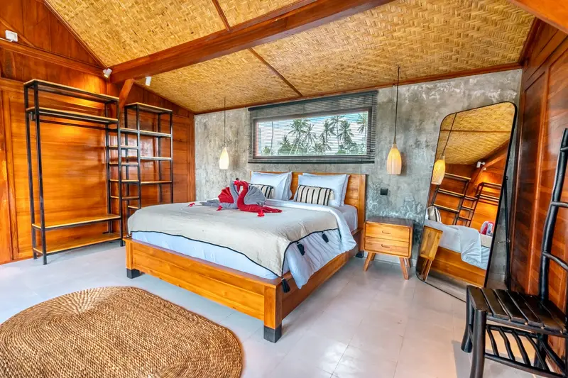 Joglo Hati: wooden bedroom in the Arak house