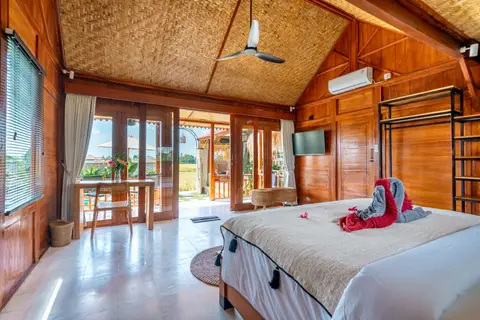 Joglo Hati: Arak bedroom with towel decoration on the bed