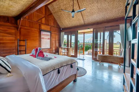 Joglo Hati: Arak bedroom with large windows