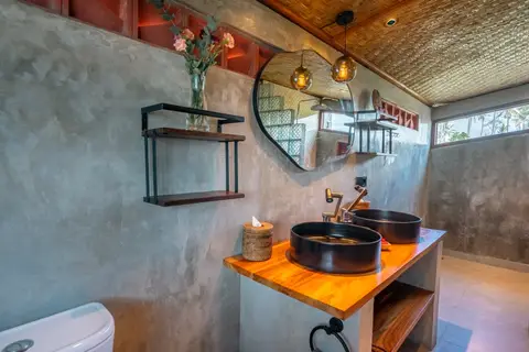 Joglo Hati: Arak bathroom with an oval mirror