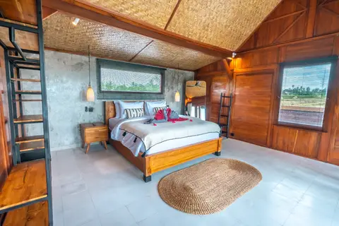 Joglo Hati: Madu bedroom with a ladder shelf
