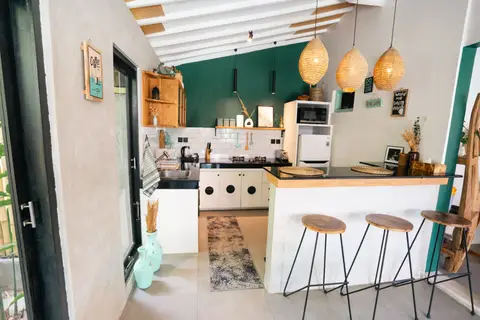 Villa Mint Satu: kitchen with a breakfast bar