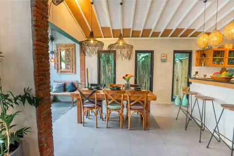 Villa Mint Satu: dining table for six
