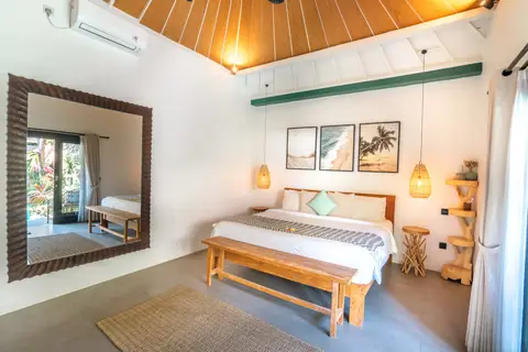 Villa Mint Satu: first bedroom with a large mirror