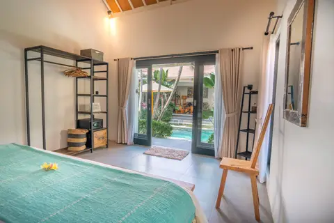Villa Mint Satu: second bedroom with a clothes rail