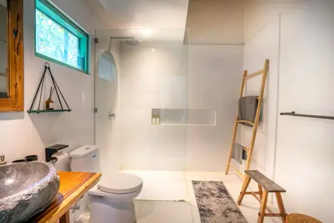 Villa Mint Satu: second bathroom with a walk-in shower