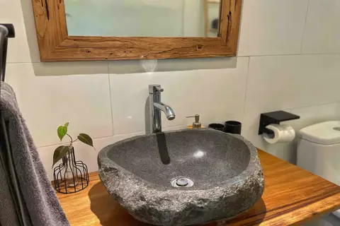 Villa Mint Satu: stone washbasin in the second bathroom