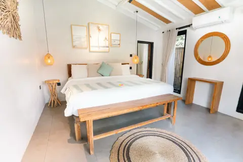 Villa Mint Satu: third bedroom with a round mirror