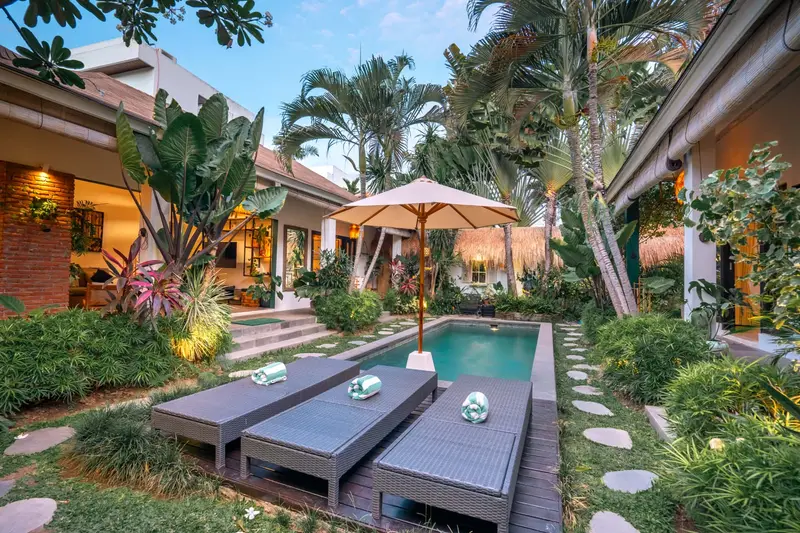 Villa Mint Satu: sun loungers by the lit pool at dusk