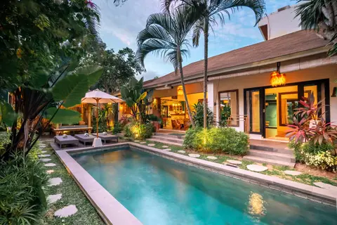 Villa Mint Satu: pool and villa in the evening light