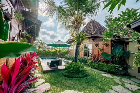 Rumah Richard: tropical garden between the two wooden cottages