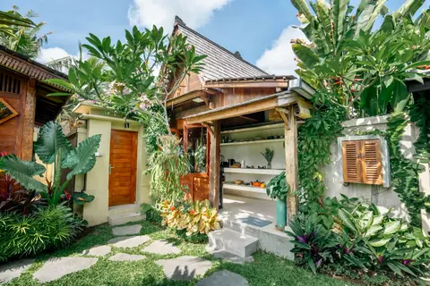 Rumah Richard: kitchen house in the garden