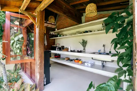 Rumah Richard: kitchen counter with shelves