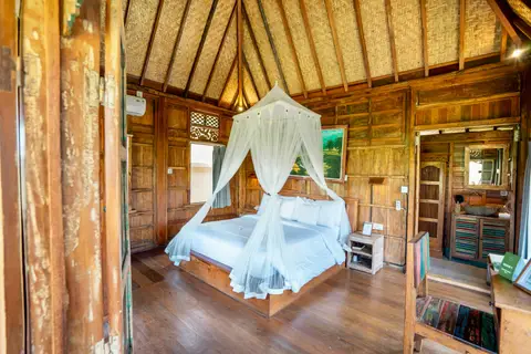 Rumah Richard: bedroom of the first cottage with wooden walls