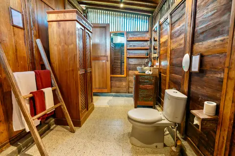 Rumah Richard: bathroom of the first cottage in carved wood