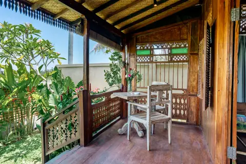 Rumah Richard: veranda with a table and chairs