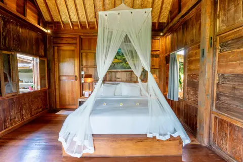 Rumah Richard: four-poster bed in the second cottage
