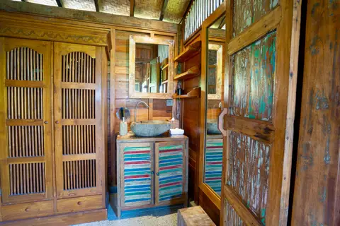 Rumah Richard: bathroom of the second cottage with a turquoise cabinet