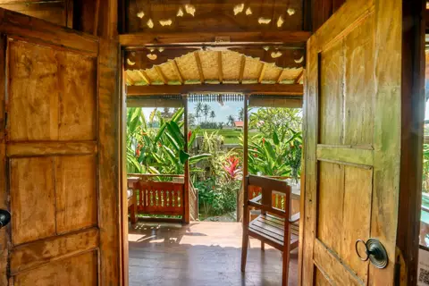 Rumah Richard: open doors of the second cottage to the garden
