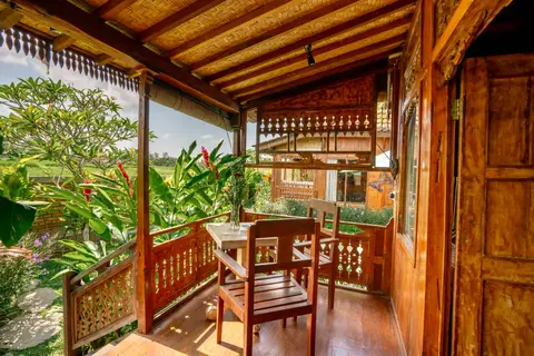 Rumah Richard: veranda with a view into the garden