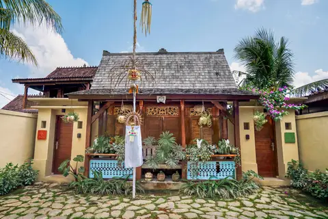 Rumah Richard: entrance gate from the street