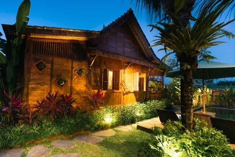 Rumah Richard: cottage with warm light at night