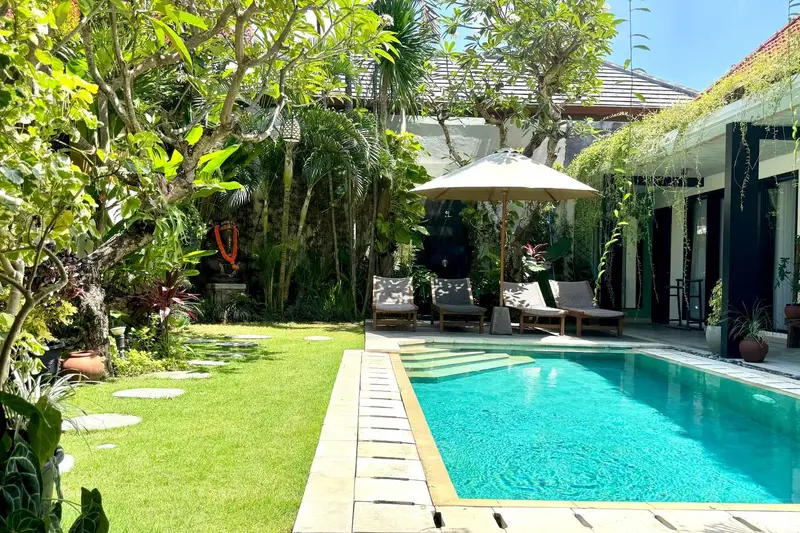 Villa Mint Dua: lawn and pool with a parasol