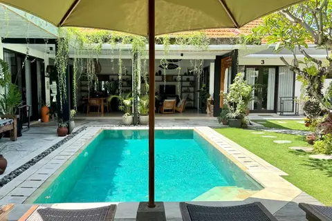 Villa Mint Dua: pool and villa under a parasol