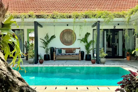 Villa Mint Dua: pool framed by plants