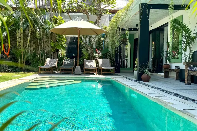 Villa Mint Dua: pool and garden seen from the side