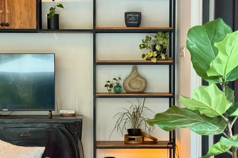 Villa Mint Dua: TV and shelves in the living room