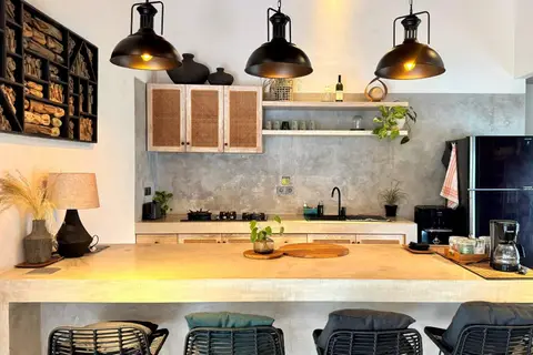 Villa Mint Dua: kitchen with open shelves
