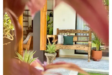 Villa Mint Dua: wooden bench on the terrace