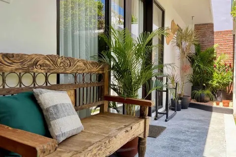 Villa Mint Dua: carved daybed on the terrace
