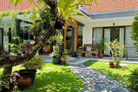 Villa Mint Dua: garden path to the villa